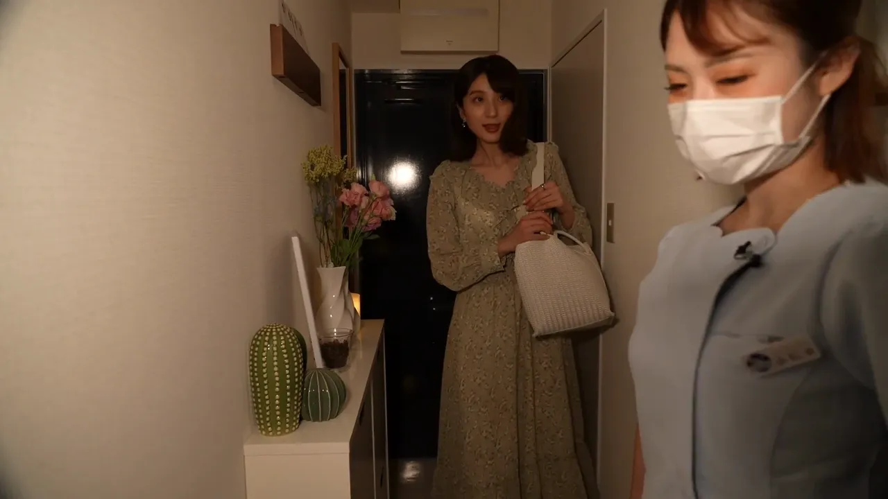 セラピストがお客様をお出迎えしている様子